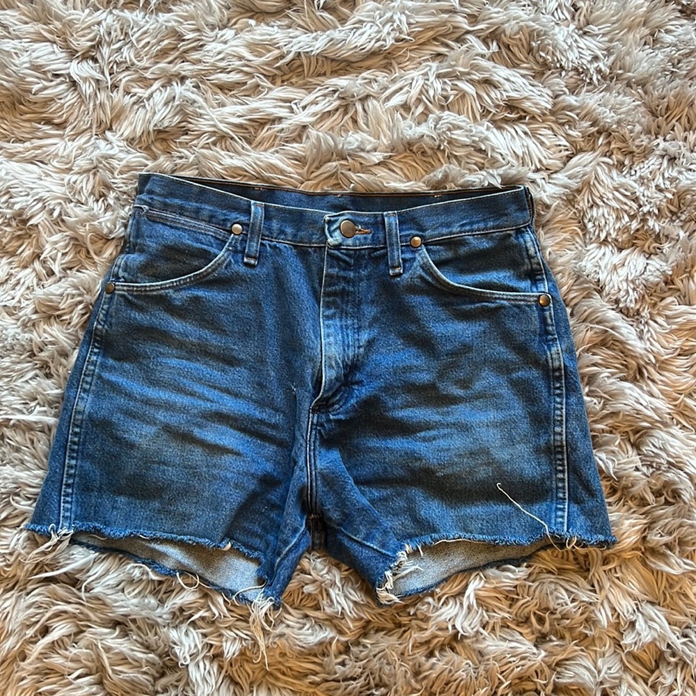 SUPER CUTE Medium Wash Wrangler Shorts!